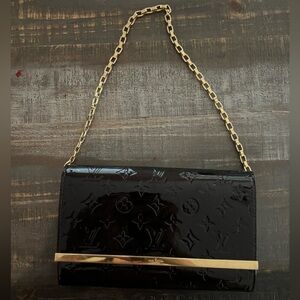 Authentic Louis vuitton clutch. Comes with removable long strap, dust bag, box